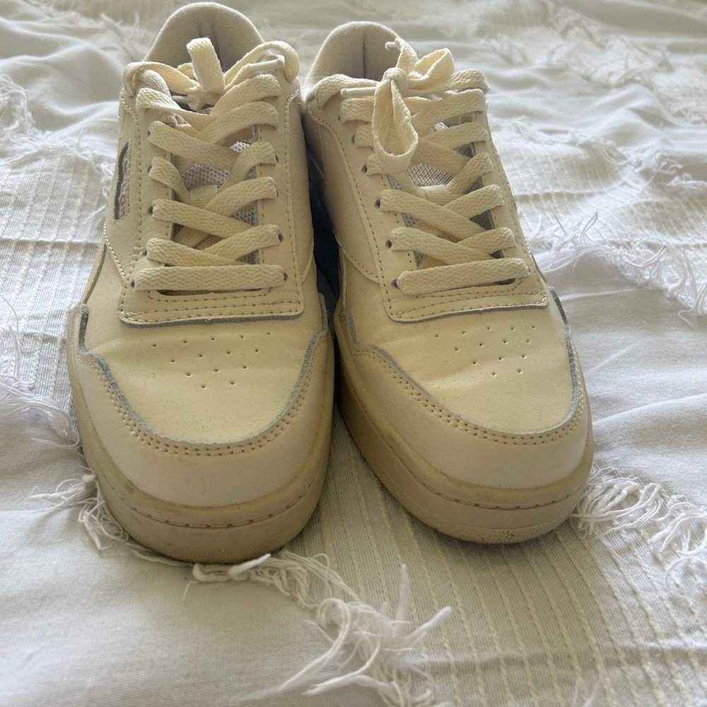 Reebok shoes in beige color with little platform